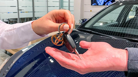 Продажи Toyota в мире падают, а в России — растут.